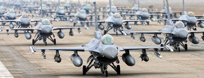 한미 전투기 60대 '엘리펀트 워크' - 2012년 3월 당시 군산 기지에서 한미 공군의 KF-16 및 F-16 전투기 60여 대가 활주로에서 일명 '엘리펀트 워크(Elephant Walk·코끼리 걸음)'훈련을 하고 있다. 엘리펀트 워크는 여러 대의 전투·폭격기가 최대 무장을 한 채 활주로에서 일렬로 이동하며 신속 출격에 대비하는 연습으로, 코끼리가 꼬리에 꼬리를 물고 걷는 것 같다는 데서 이름이 유래했다. /공군