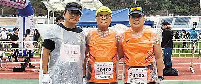 '마라톤 삼형제' 강한철(68·왼쪽부터), 강한석(69), 강한주(63)씨가 최근 하프 코스를 완주한 후 모였다. /강한주씨 제공