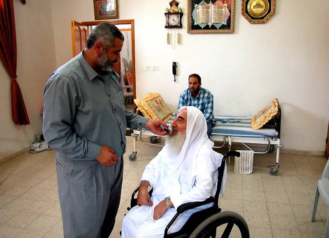 팔레스타인의 테러집단 하마스의 창설자 야신의 생존 당시 모습. 하반신 마비였던 그는 휠체어에 앉아 살았고, 2004년 이스라엘 헬기의 헬파이어 미사일에 맞아 67세에 살해됐다. /로이터 연합뉴스