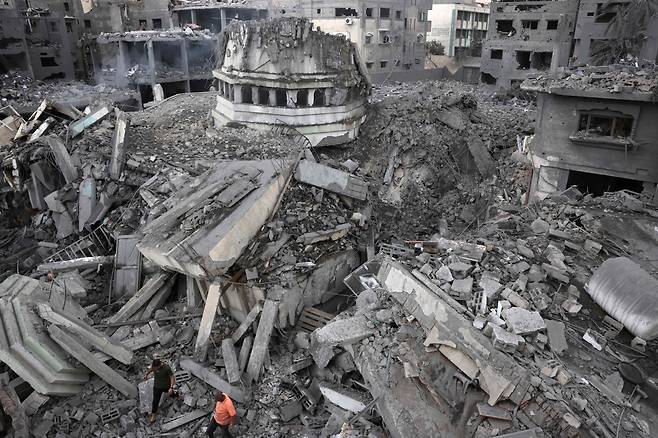 지난 9일 이스라엘 공군은 야간 폭격에서 하마스의 설립자 셰이크 아흐메드 야신의 이름을 딴 가자 지구의 이슬람 사원을 완전히 파괴해 돌더미로 만들어버렸다./AFP 연합뉴스
