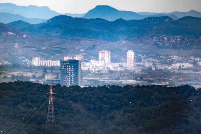 경기도 파주시 접경지역에서 바라 본 북한 개성공단 일대에서 지난해 북한의 남북공동연락사무소 폭파 시 충격으로 훼손된 개성공단지원센터가 방치되어 있다. /연합뉴스