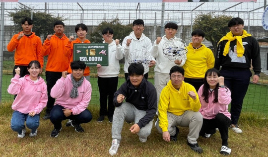 공주생명과학고등학교는 본교 드론 축구장에서 2023 진로 탐색 드론 축구 대회를 개최해 미래산업을 이끌어갈 인재들을 양성하고 있다. 사진=공주생명과학고 제공