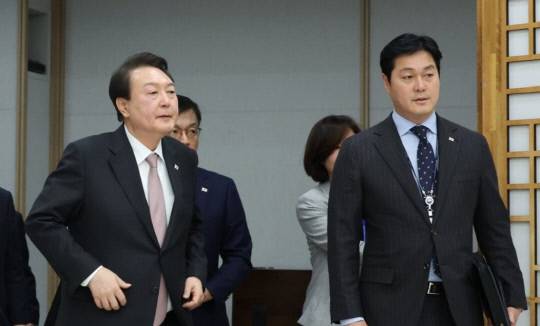 김승희 전 대통령비서실 의전비서관(오른쪽). 사진=연합뉴스