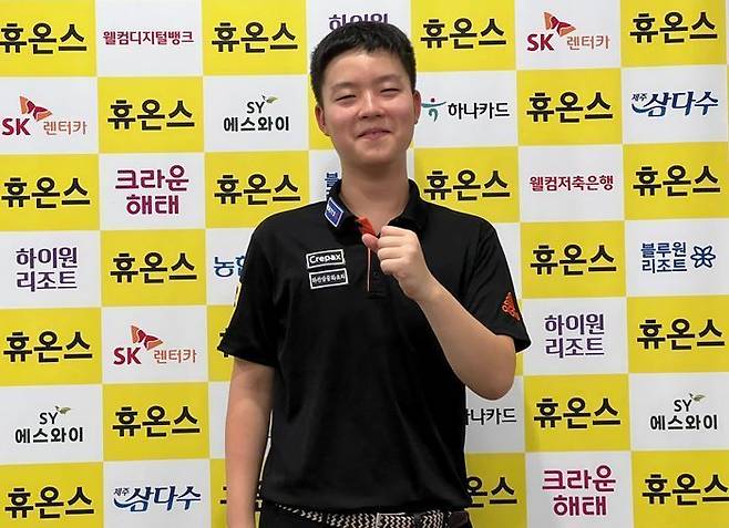 ‘PBA 최연소 승리’ 기록을 남긴 김영원이 경기 승리 후 기념 촬영하고 있다. ⓒ PBA