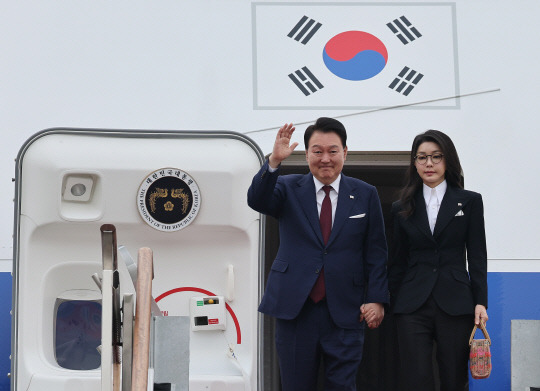 4박6일 간의 사우디아라비아·카타르 국빈 방문을 마친 윤석열 대통령과 김건희 여사가 26일 오전 성남 서울공항을 통해 귀국, 전용기인 공군 1호기에서 내리며 환영객들에게 손들어 인사하고 있다.연합뉴스