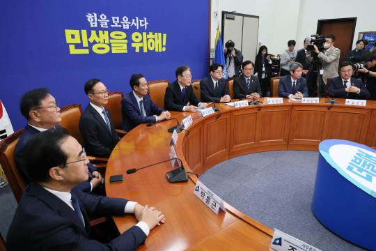 더불어민주당 이재명 대표가 26일 국회에서 열린 전·현직 원내대표 간담회에서 발언하고 있다. 연합뉴스.