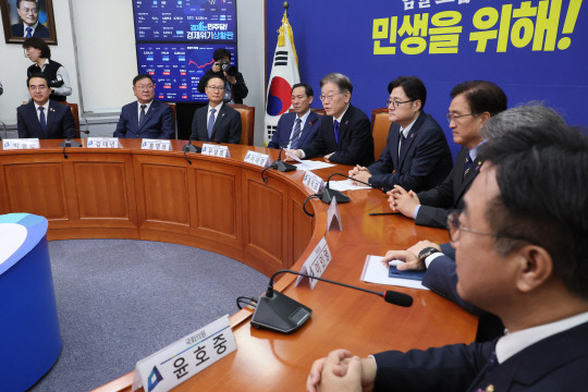 이재명 더불어민주당 대표가 26일 국회에서 열린 전·현직 원내대표 간담회에서 발언하고 있다. 연합뉴스.