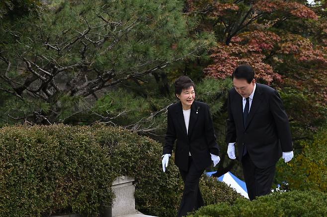 윤석열 대통령과 박근혜 전 대통령이 26일 서울 동작구 국립서울현충원 박정희 전 대통령 묘역에서 박 전 대통령 서거 제44주기 추도식을 마치고 함께 묘소 참배에 나서고 있다. 연합뉴스