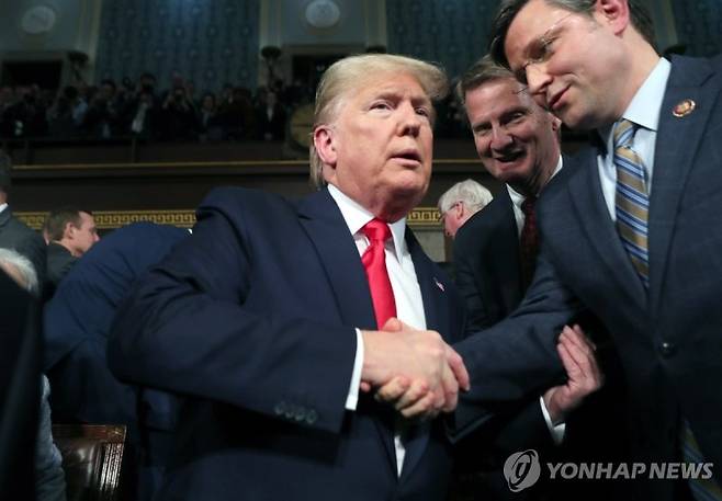 트럼프 전 미국 대통령과 마이크 존슨 하원의장. 사진=연합뉴스