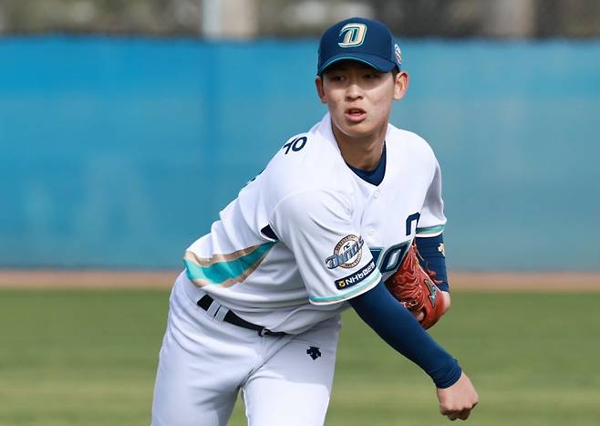 캐치볼 하는 NC 신인 투수 신영우 (투손[미국 애리조나주]=연합뉴스)