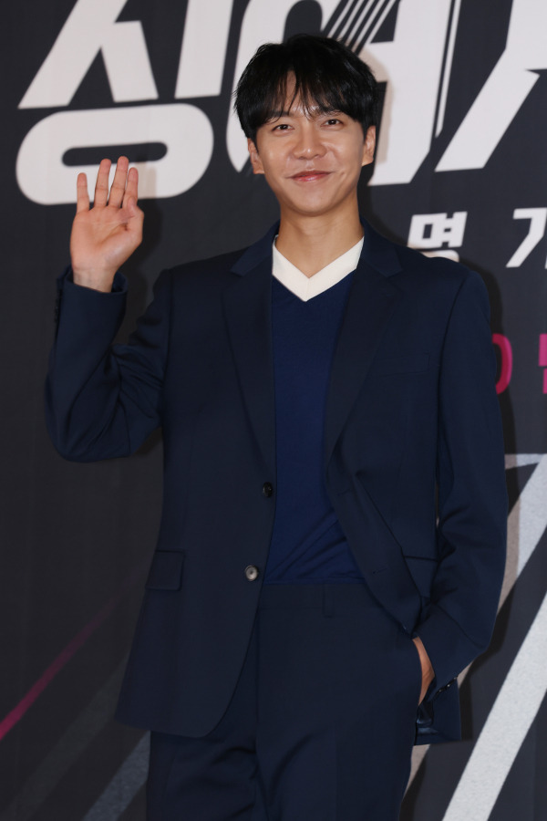 가수 이승기가 26일 오전 서울 마포구 중소기업DMC타워 DMC홀에서 열린 JTBC 새 예능 '싱어게인 시즌3-무명가수전' 제작발표회에 참석해 포즈를 취하고 있다. '싱어게인3'는 ‘한 번 더’ 기회가 필요한 가수들이 대중 앞에 다시 설 수 있도록 돕는 리부팅 오디션 프로그램으로 오늘(26일) 밤 10시 첫 방송. 서병수 기자 qudtn@edaily.co.kr /2023.10.26/