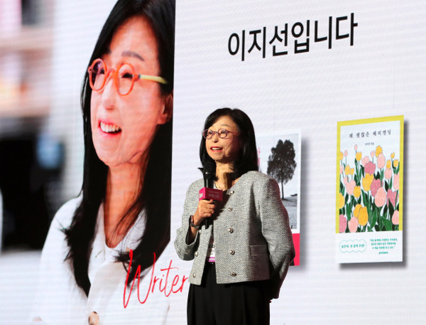 이지선 이화여자대학교 사회복지학과 교수가 26일 서울 강남구 삼성동 인터컨티넨탈 서울 코엑스에서 열린 '제12회 이데일리 W페스타'에서 '꽤 괜찮은 해피엔딩'이란 주제로 강연을 하고 있다. 이데일리 방인권 기자