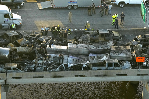 23일(현지시각) 미 루이지애나주 맨채크 I-55 주간 고속도로에서 추돌 사고가 일어나 구조대가 사고 차량 잔해 근처에서 작업하고 있다. [사진=뉴시스]