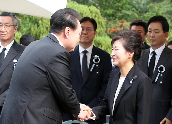 윤석열 대통령이 26일 국립서울현충원에서 열린 박정희 전 대통령 44주기 추도식에서 박근혜 전 대통령과 악수하고 있다. 2023.10.26. [사진=뉴시스]