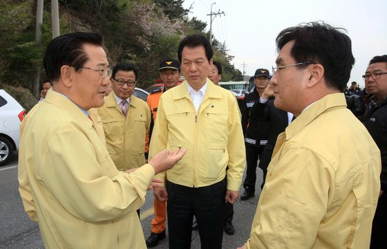 박준영 도지사(왼쪽)와 서남수 교육부장관(가운데), 강병규 안전행정부장관(오른쪽)이 16일 오후 진도 팽목항 여객선 침몰 구조현장을 방문, 사고수습 대책을 논의하고 있다.