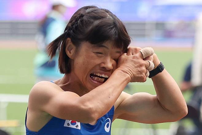 전민재가 26일 항저우 장애인아시안게임 육상 T36 여자 100m 결선에서 결승선을 통과한 뒤 눈물을 흘리고 있다. 대한장애인체육회 제공