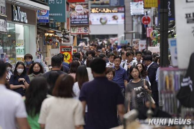 서울 명동거리가 방문한 외국인 관광객들로 북적이고 있다.  사진=임형택 기자