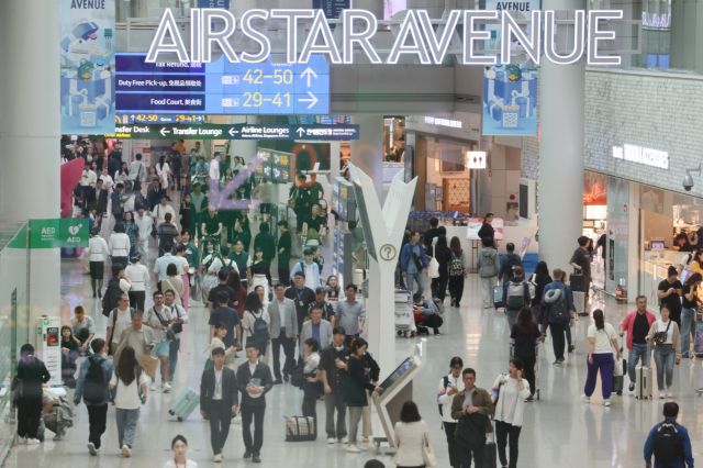 인천국제공항 면세점이 여행객들로 붐비고 있다. 연합뉴스