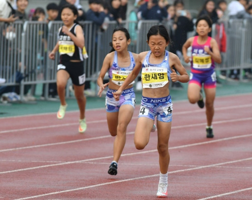 26일 연천공설운동장에서 열린 2023 경기도회장기 학년별육상대회 겸 제53회 전국소년체전 도대표 1차 선발전 여초부 5년 200m에서 한새암이 1위로 골인하고 있다. 한새암은 대회 3관왕에 올랐다. 경기도육상연맹 제공