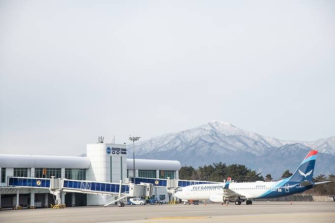 강원도 양양공항 주기장에 주기중인 플라이강원 항공기. [사진=한국공항공사]