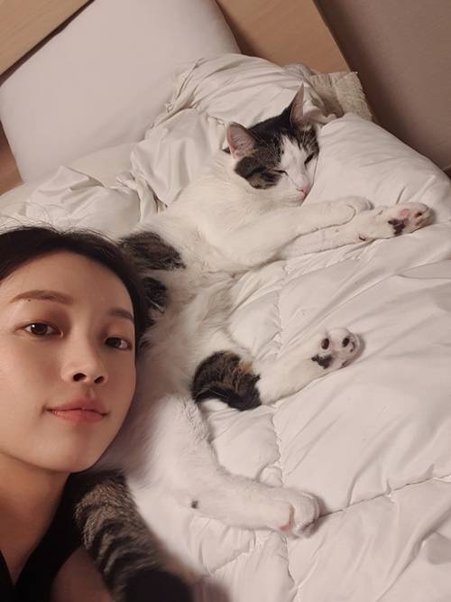 배우 김민채가 청이를 소개하는 펫터뷰를 진행했다. 사진=김민채