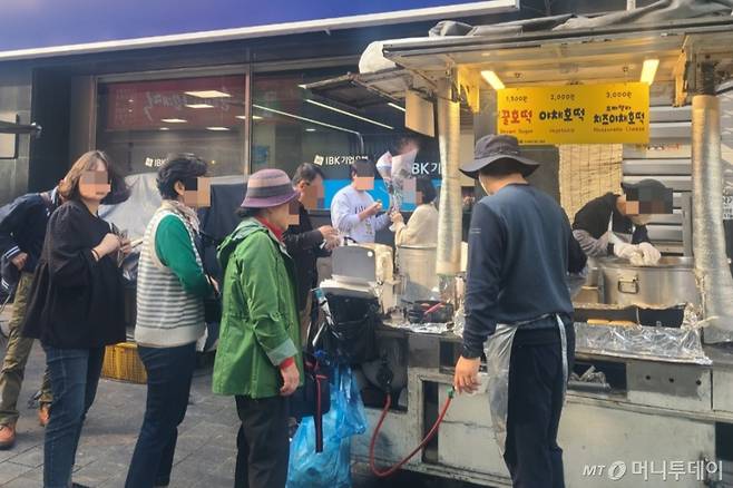 25일 서울 중구 남대문시장에 있는 호떡집에 사람들이 줄을 서고 있다. 꿀 호떡 가격은 1개 1500원이다. /사진=천현정 기자