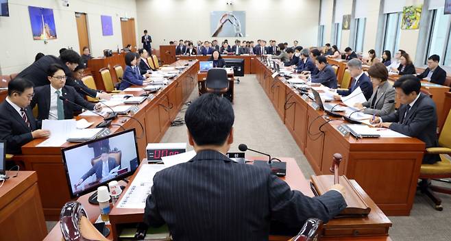 장제원 국회 과방위원장이 26일 서울 여의도 국회에서 열린 과학기술정보방송통신위원회의 원자력안전위원회 등에 대한 종합국정감사에서 의사봉을 두드리고 있다. / 사진=뉴스1