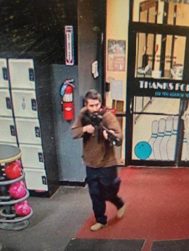 25일(현지시간) 미국 메인주 루이스턴에서 한 남성이 소총을 들고 있고 있는 모습이 포착된 폐쇄회로(CCTV)영상이 공개됐다. 루이스턴 경찰국이 공식 페이스북에 용의자로 특정해 공개한 사진이다. /자신=앤드로스코긴 카운티 보안관 사무실 페이스북