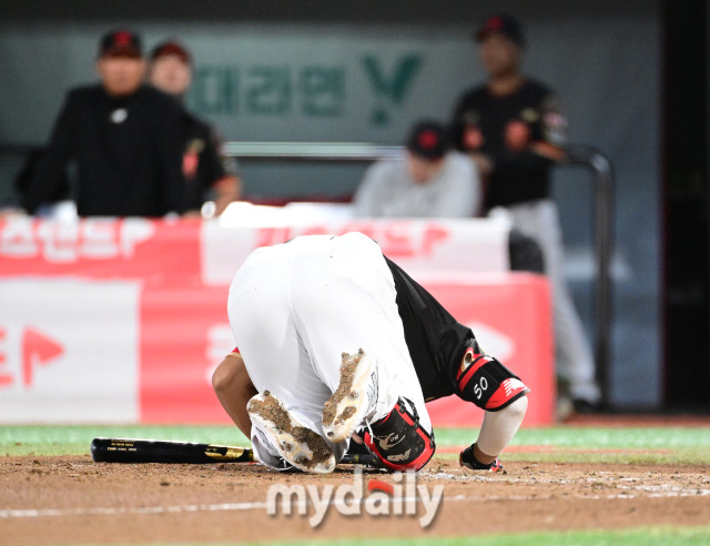 2023년 9월 21일 오후 경기도 수원KT위즈파크에서 '2023 신한은행 SOL KBO리그' 롯데 자이언츠와 KT 위즈의 경기가 열렸다. KT 강백호가 7회말 1사 후 타석에서 자신의 타구를 맞고 고통을 호소하고 있다./마이데일리