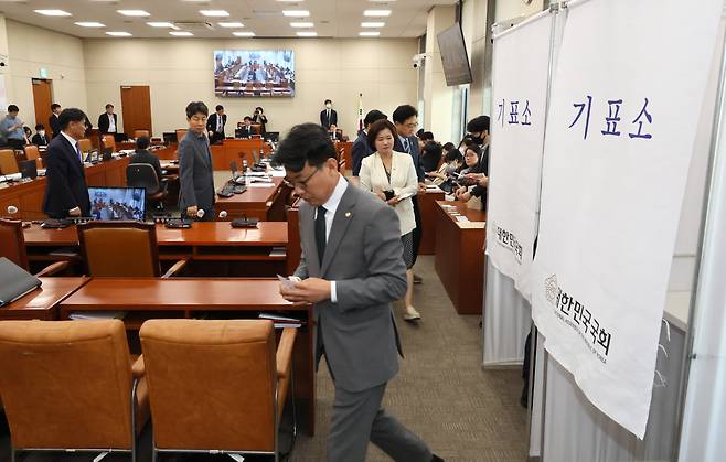 국회에서 열린 환경노동위원회 전체회의에서 노란봉투법의 본회의 직회부 요구안에 대한 무기명 투표가 여당 의원들이 퇴장한 가운데 진행되고 있다. [연합]