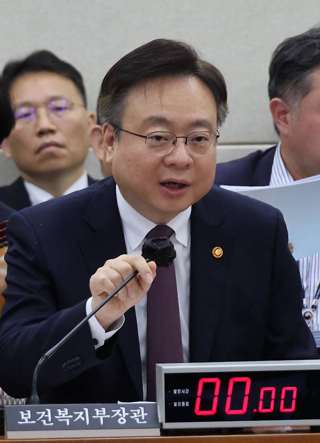 조규홍 보건복지부 장관이 25일 국회 보건복지위원회 국정감사에서 답변하고 있다. [연합]