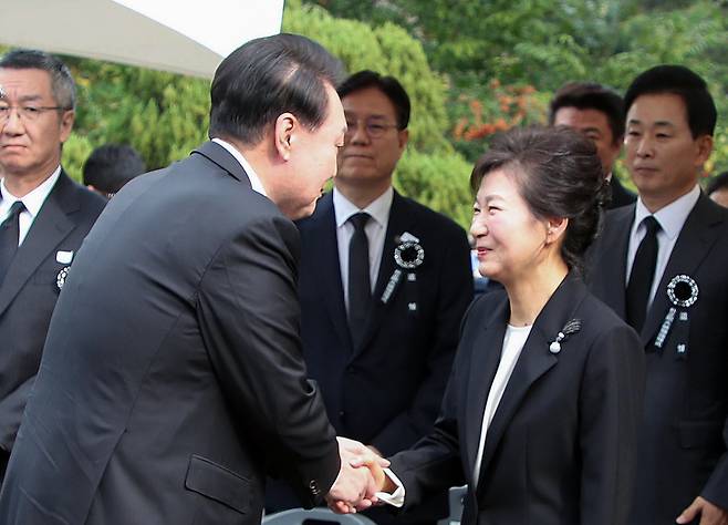 윤석열 대통령이 26일 서울 동작구 국립서울현충원 박정희 전 대통령 묘역에서 열린 박 전 대통령 서거 제44주기 추도식에서 박근혜 전 대통령과 인사하고 있다. [연합]