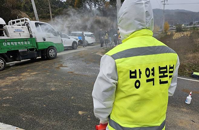 26일 소 바이러스성 질병인 ‘럼피스킨병’ 확진 판정을 받은 강원 횡성군의 한 축산농가 입구에서 방역 당국이 소독에 나서고 있다. [연합]