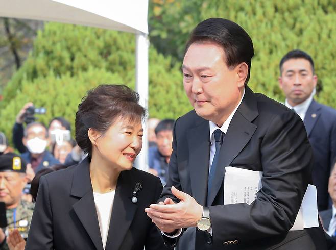 윤석열 대통령이 26일 서울 동작구 국립서울현충원 박정희 전 대통령 묘역에서 열린 박 전 대통령 서거 제44주기 추도식에서 박근혜 전 대통령의 건강을 기원하는 정재호 민족중흥회 회장의 안내말에 박수치고 있다. [연합]