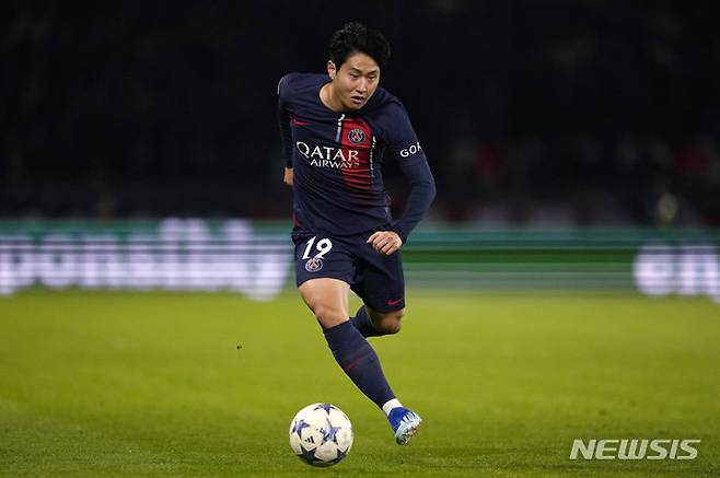 [파리=AP/뉴시스] 파리 생제르맹(PSG)의 이강인이 25일(현지시각) 프랑스 파리의 파르크 데 프랭스에서 열린 2023-24시즌 유럽축구연맹(UEFA) 챔피언스리그(UCL) 조별리그 F조 3차전 AC 밀란(이탈리아)과 경기 후반 24분 교체 출전해 공을 몰고 있다. 이강인은 후반 44분 팀의 세 번째 골로 PSG 데뷔골을 기록하며 팀의 3-0 승리에 기여했다. 2023.10.26.