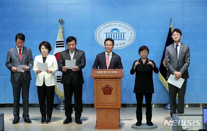 국가정보원 중앙선거관리위원회 보안점검 관련 기자회견.[서울=뉴시스] 조성봉 기자 = 김용판 국민의힘 의원이 26일 오전 서울 여의도 국회 소통관에서 열린 ‘국민의힘 행정안전위원회, 국정원 선관위 보안점검(해킹)관련 기자회견’에서 발언을 하고 있다. 2023.10.26. suncho21@newsis.com