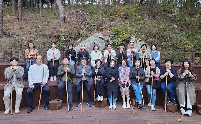 계룡시는 25일 향적산 치유의 숲에서 시 공직자 33명을 대상으로 ‘향적산 치유의 숲 별빛 힐링캠프’를 운영했다. 2023. 10. 26 계룡시 *재판매 및 DB 금지