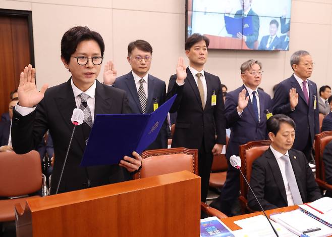 가수 겸 배우 김민종 KC컨텐츠 공동대표가 26일 서울 여의도 국회에서 열린 국회 산업통상자원중소벤처기업위원회의 산업통상자원부 국정감사에 증인으로 출석해 증인 선서를 하고 있다. 연합뉴스