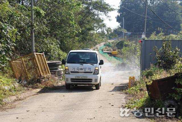 럼피스킨병이 발생한 경기 평택시 포승읍의 젖소농장 주변을 방역차량이 소독하는 모습