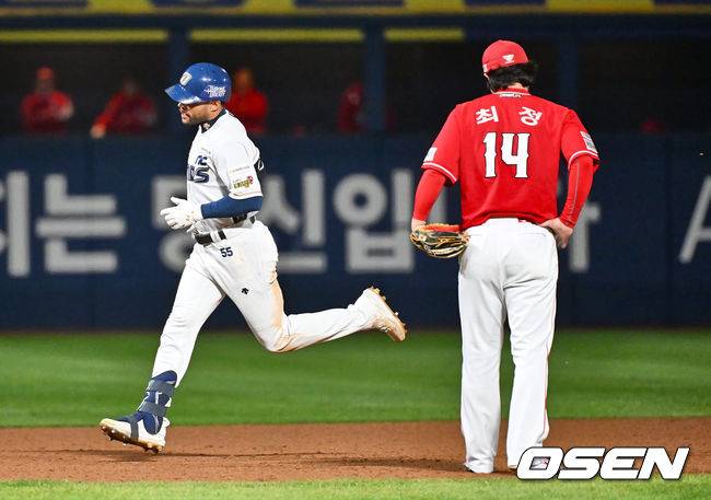 [OSEN=창원, 이석우 기자]NC 다이노스 마틴이 2회말 1사 1,2루 우월 3점 홈런을 치고 최정 옆을 지나고 있다. 2023.10.25 / foto0307@osen.co.kr