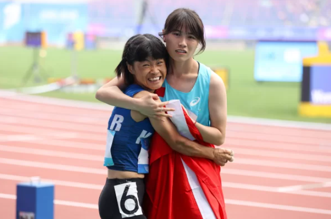 전민재가 26일 2022 항저우 장애인아시안게임 육상 100m 결선 후 1위를 차지한 쉬이팅과 포옹하고 있다. 대한장애인체육회 제공