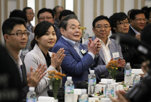 이건희 삼성전자 선대 회장이 맨땅에서 일군 반도체 사업은 대한민국을 선진국 반열에 올려놓은 핵심 동력으로 꼽힌다. 사진은 이 선대 회장이 2011년 9월 22일 삼성반도체 화성캠퍼스에서 열린 ‘메모리 16라인 가동식 및 20나노 D램·플래시 양산’ 행사에 참석해 임직원을 격려하고 있는 모습. 삼성전자 제공