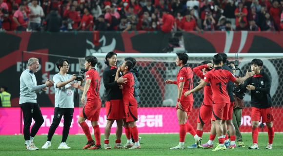 홈 첫 승 거둔 클린스만호 - 축구 국가대표팀 선수들이 13일 서울월드컵경기장에서 열린 축구 국가대표 평가전 튀니지와 경기에서 4-0 승리 후 기뻐하고 있다. 2023.10.13 뉴스1