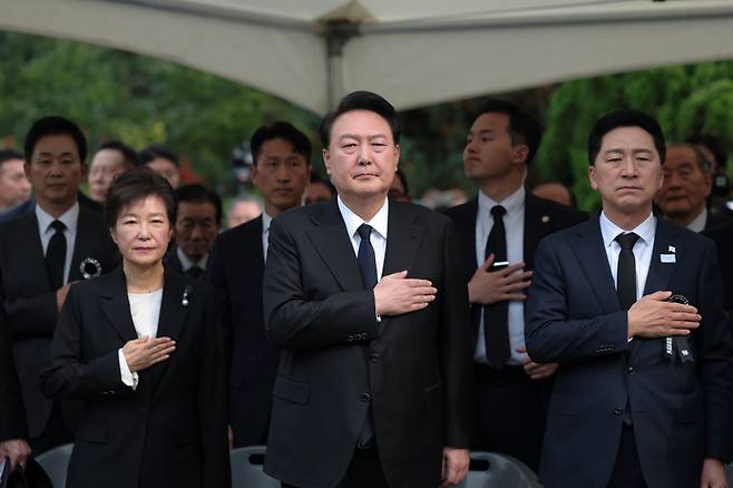 석열 대통령이 26일 서울 동작구 국립서울현충원 박정희 전 대통령 묘역에서 열린 박 전 대통령 서거 제44주기 추도식에서 국기에 경례하고 있다. 왼쪽 박근혜 전 대통령, 윤 대통령, 국민의힘 김기현 대표. ⓒ연합뉴스