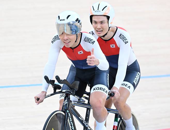 윤중헌(앞),김정빈이 지난 23일 항저우장애인아시아경기대회 사이클 남자 시각장애(MB) 4000m 개인 추발에서 우승한 뒤 기뻐하고 있다. 대한장애인체육회 제공