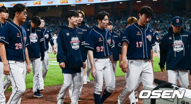 두산 베어스 선수단이 19일 창원NC파크에서 열린 2023 KBO 와일드카드 결정전 1차전 패배 후 그라운드를 뺘져나가고 있다.