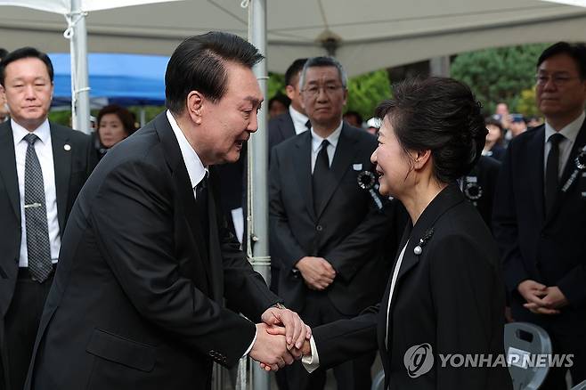 악수하는 윤석열 대통령과 박근혜 전 대통령 (서울=연합뉴스) 진성철 기자 = 윤석열 대통령이 26일 서울 동작구 국립서울현충원 박정희 전 대통령 묘역에서 열린 박 전 대통령 서거 제44주기 추도식에서 박근혜 전 대통령과 악수하고 있다.  2023.10.26  [대통령실 제공. 재판매 및 DB 금지] zjin@yna.co.kr