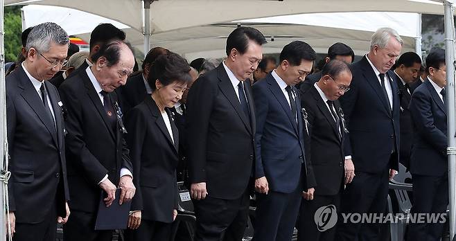 박정희 전 대통령 기리며 묵념하는 윤석열 대통령과 박근혜 전 대통령 (서울=연합뉴스) 진성철 기자 = 윤석열 대통령이 26일 서울 동작구 국립서울현충원 박정희 전 대통령 묘역에서 열린 박 전 대통령 서거 제44주기 추도식에서 박근혜 전 대통령과 함께 박정희 전 대통령을 기리며 묵념하고 있다. 왼쪽 세번째부터 박 전 대통령, 윤 대통령, 국민의힘 김기현 대표, 윤재옥 원내대표, 인요한 혁신위원장.    2023.10.26  [대통령실통신사진기자단] zjin@yna.co.kr