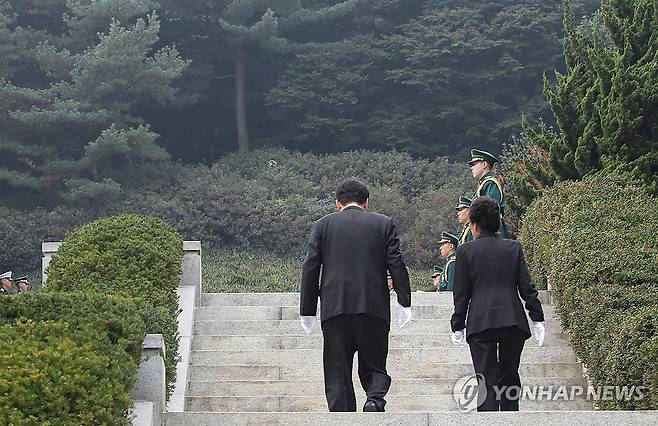 윤석열 대통령과 박근혜 전 대통령, 함께 박정희 전 대통령 묘소 참배 (서울=연합뉴스) 진성철 기자 = 윤석열 대통령과 박근혜 전 대통령이 26일 서울 동작구 국립서울현충원 박정희 전 대통령 묘역에서 박 전 대통령 서거 제44주기 추도식을 마치고 함께 묘소 참배에 나서고 있다.   2023.10.26  [대통령실통신사진기자단] zjin@yna.co.kr