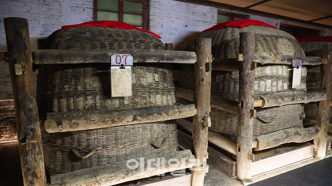 전통적인 술 저장고인 주해